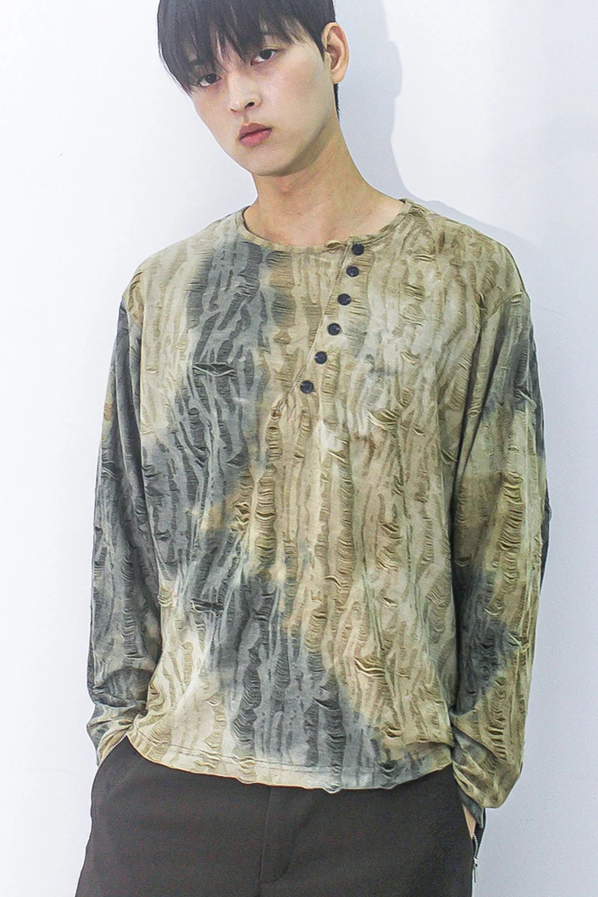 (T) Crossline henley neck long sleeve khaki