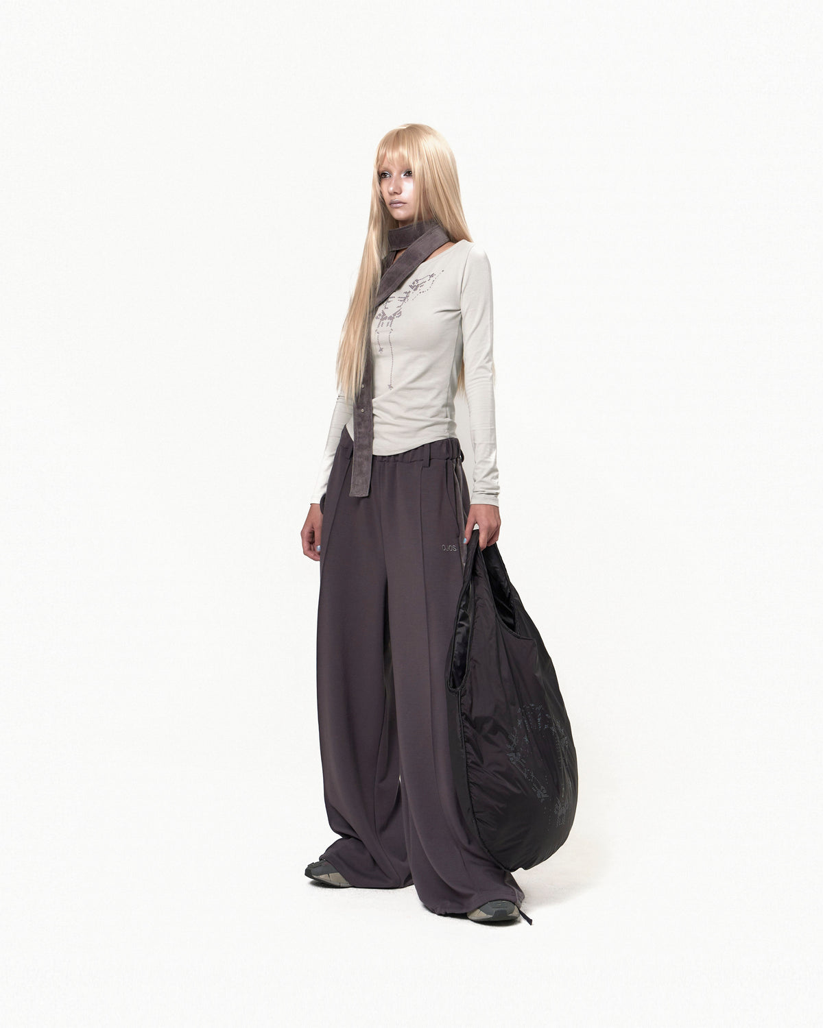 Reversible graphic padded bag black