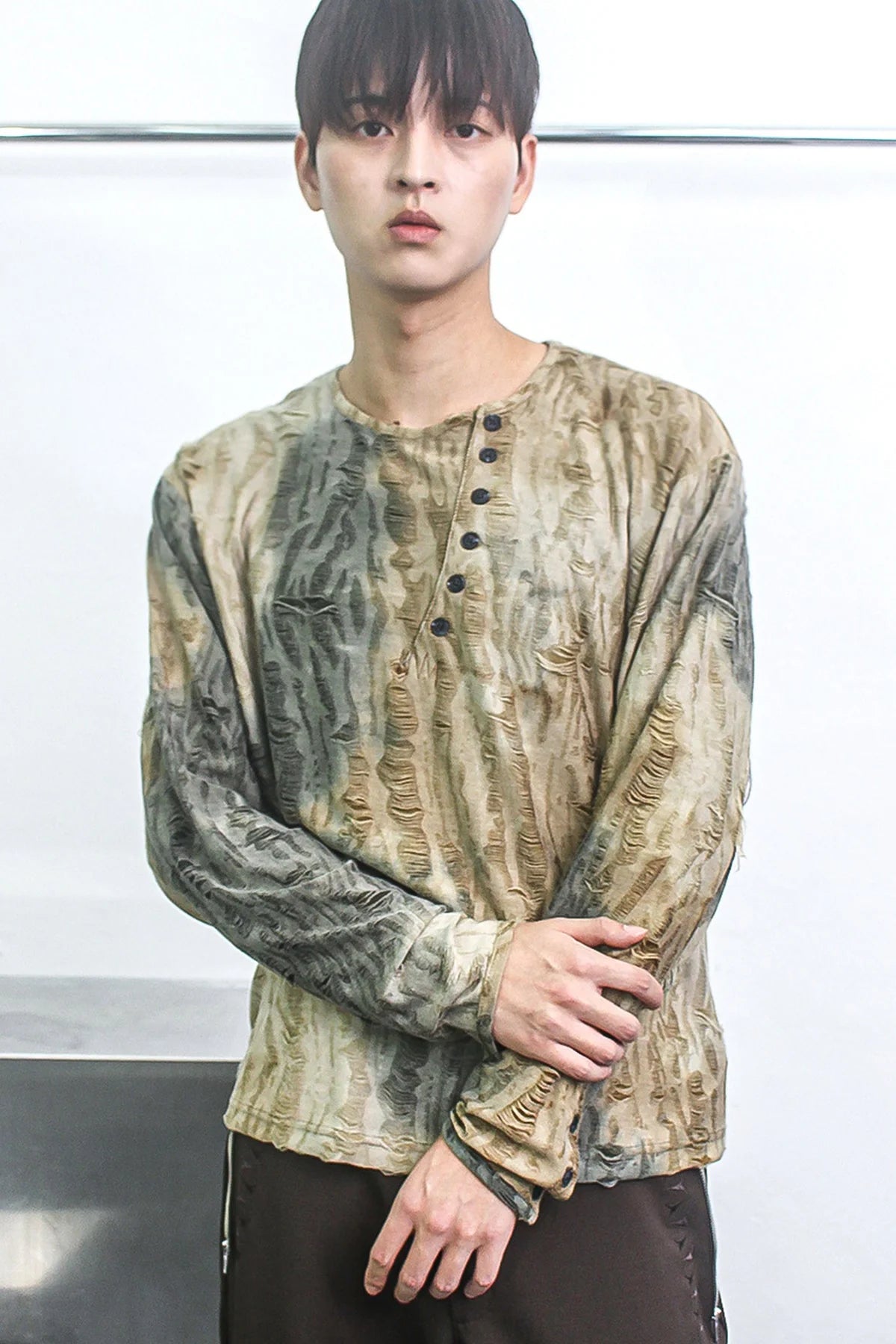 (T) Crossline henley neck long sleeve khaki