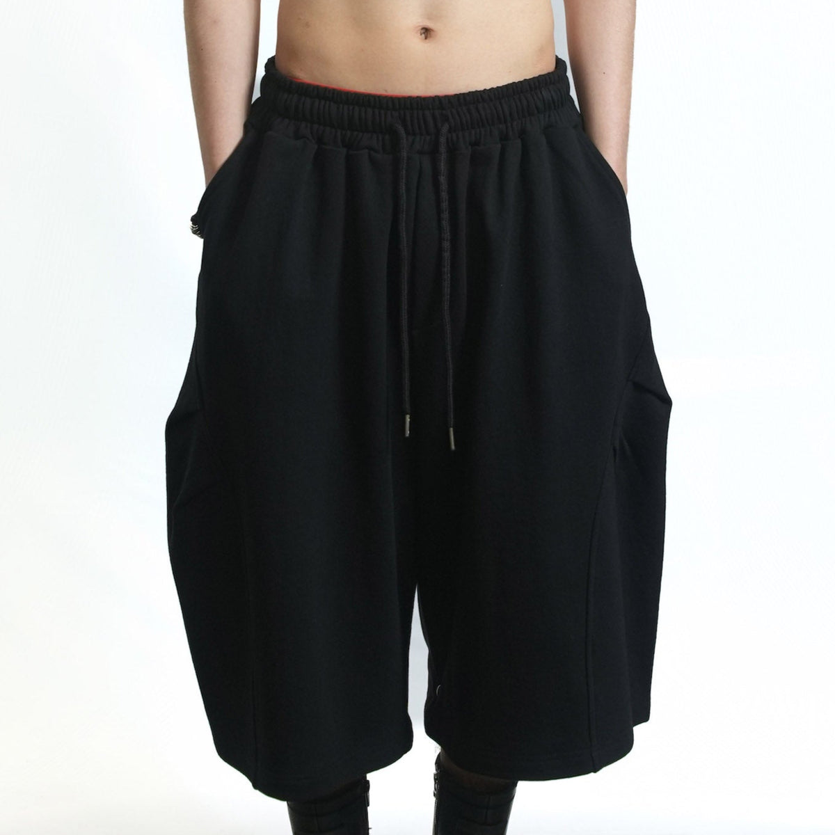 Tucked Curve Shorts Black