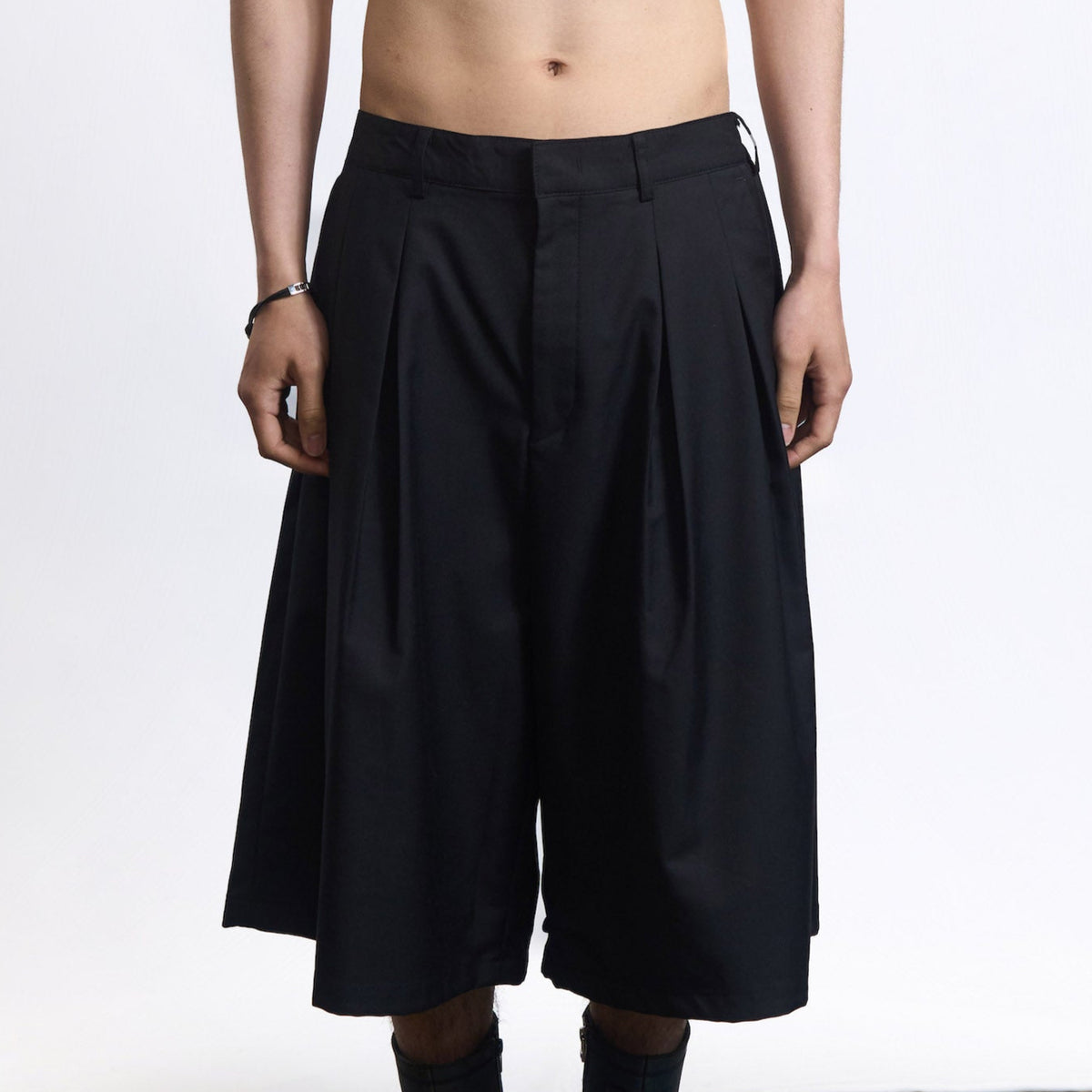 Two-Tuck Trouser Shorts Black