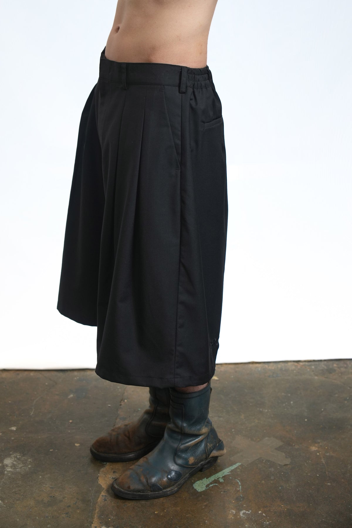 Two-Tuck Trouser Shorts Black