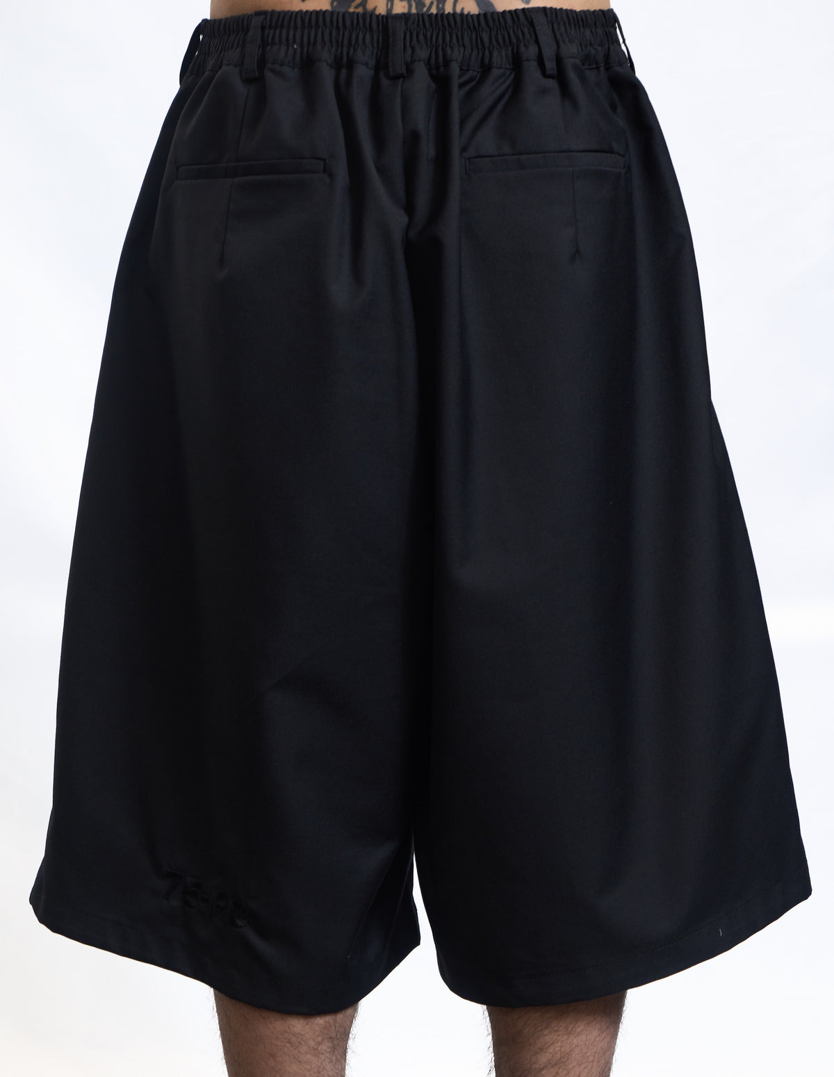 Two-Tuck Trouser Shorts Black