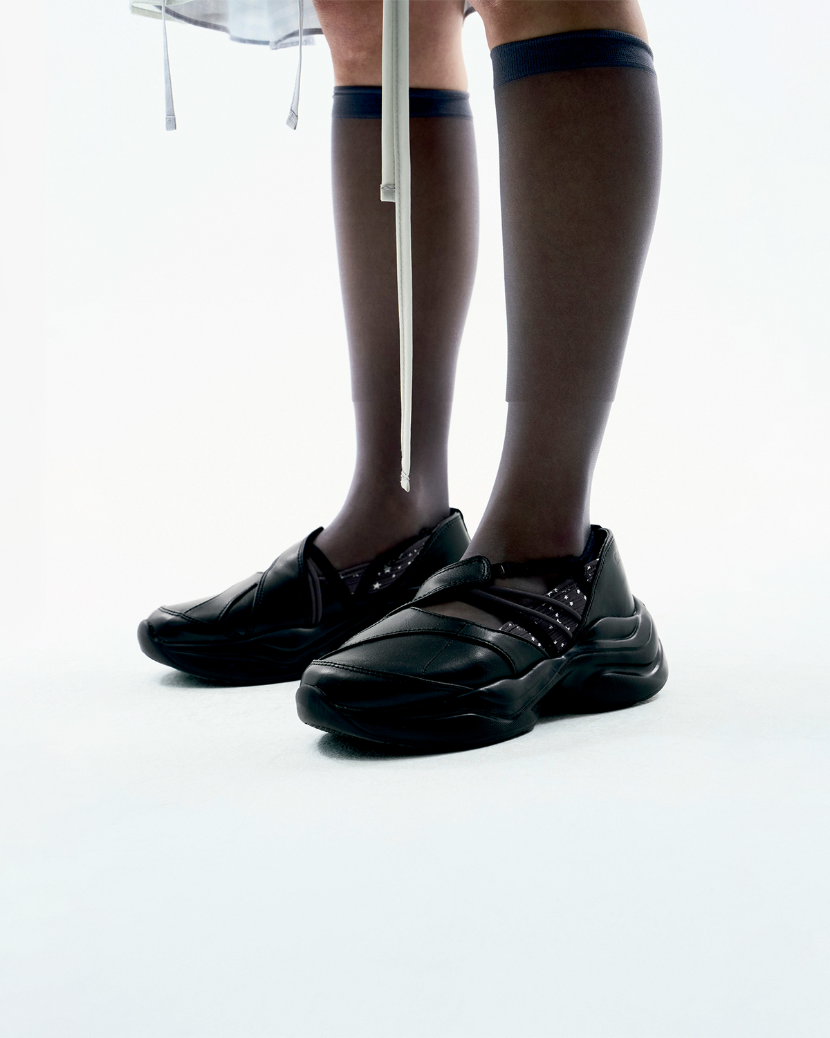 Strap toe sneakers black
