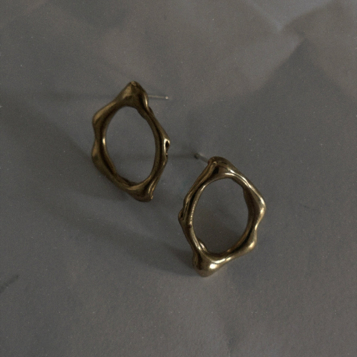 Gold fluidity studs