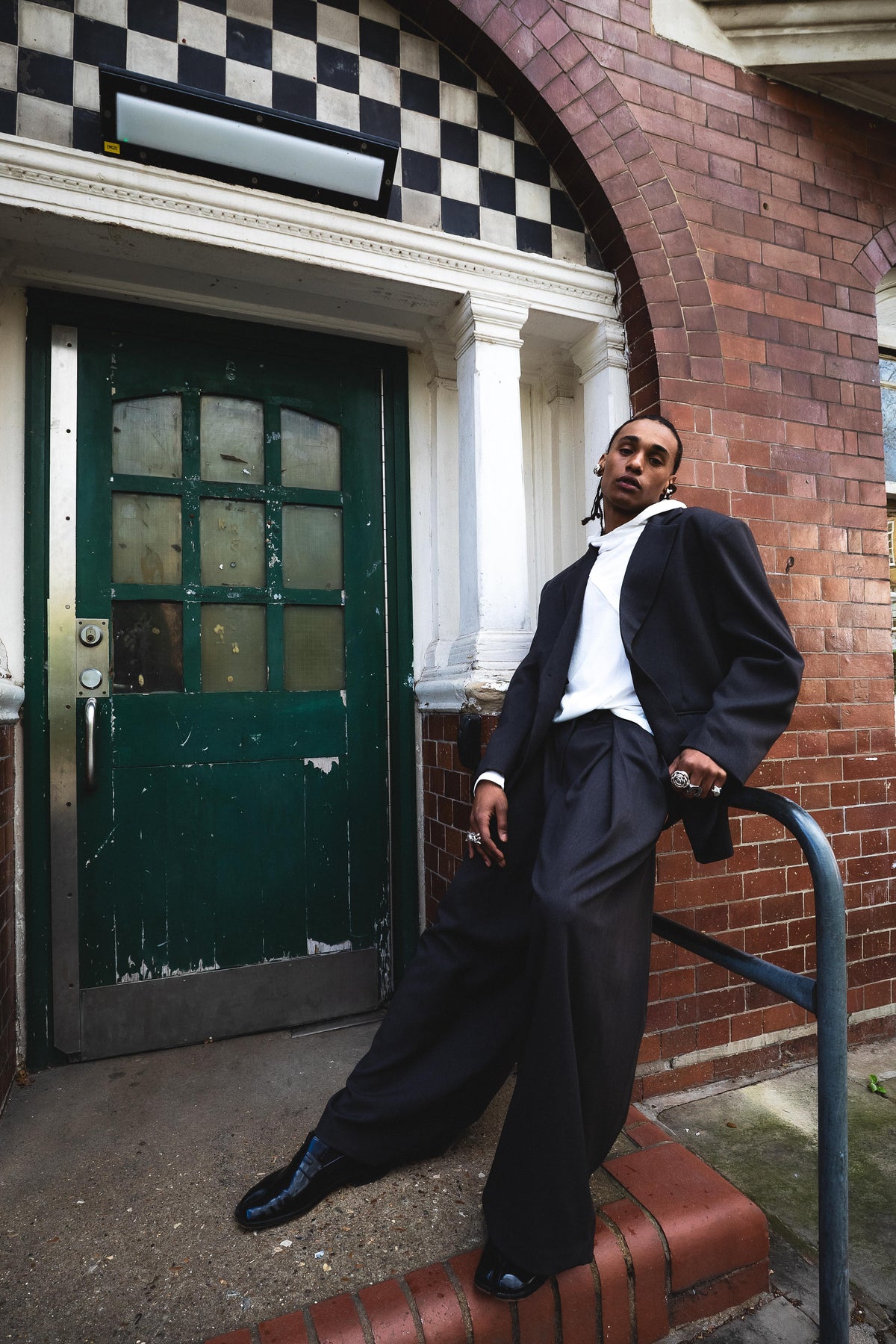 Minimal tuck trousers grey