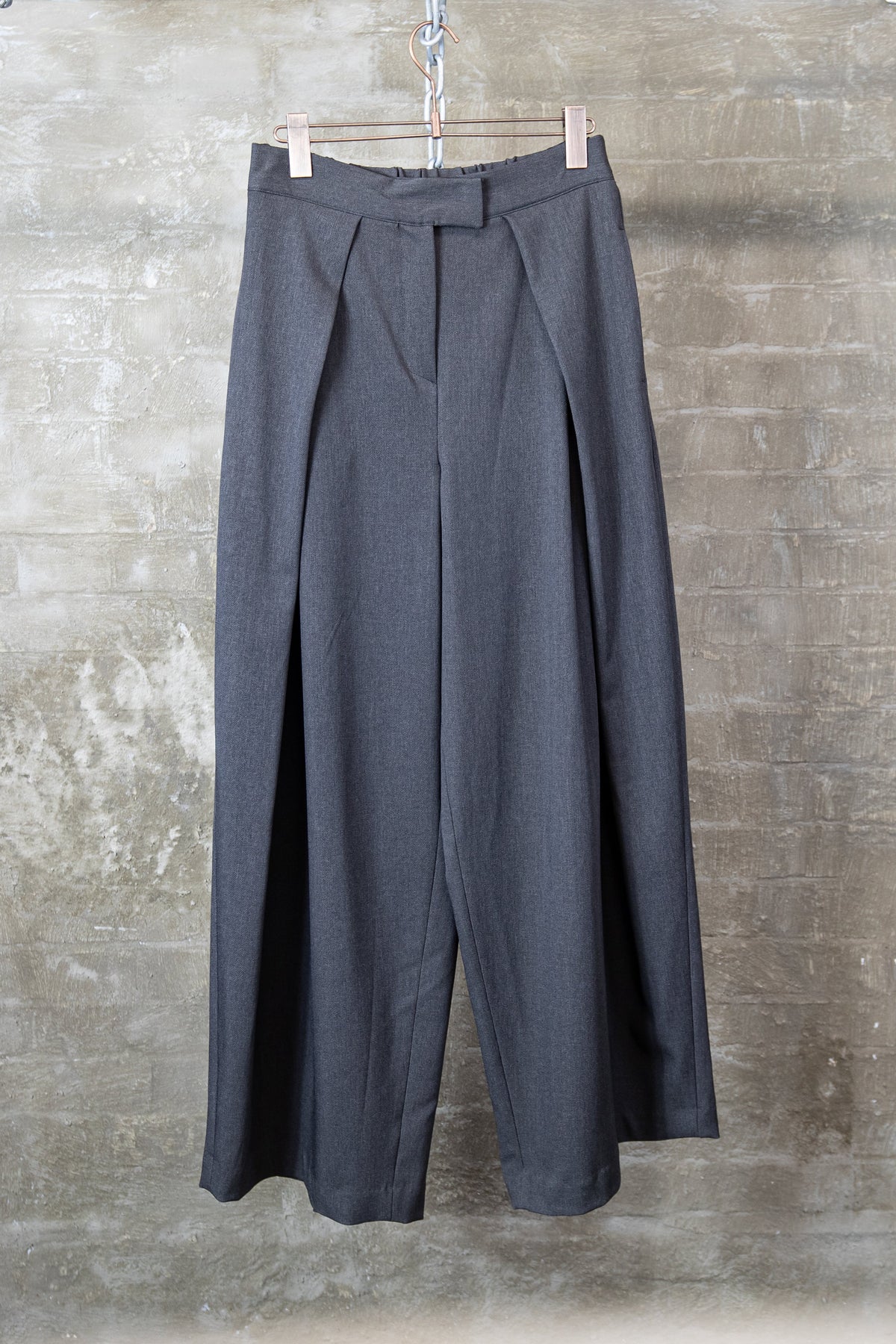 Minimal tuck trousers grey