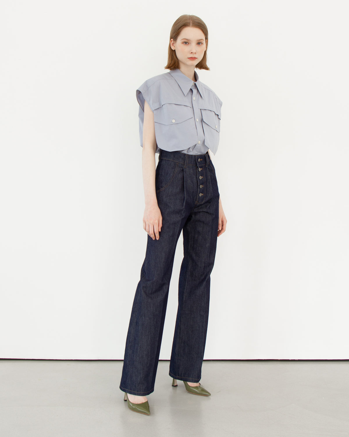 Attached pocket sleeveless shirt