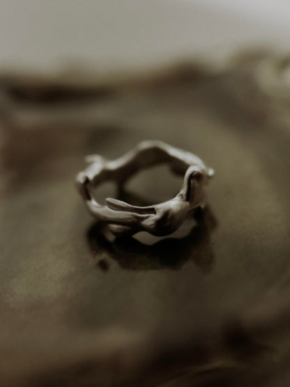 Caprious ring